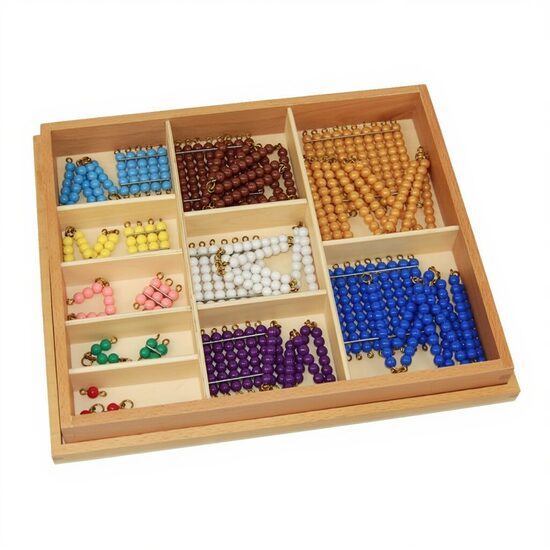 Īsās krāsaino pērļu ķēdes un kvadrāti koka kastē