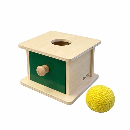 Kaste ar atvilktni un tamborētu bumbu