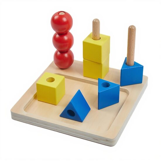 Krāsainas koka figūras uz vertikāliem stienīšiem