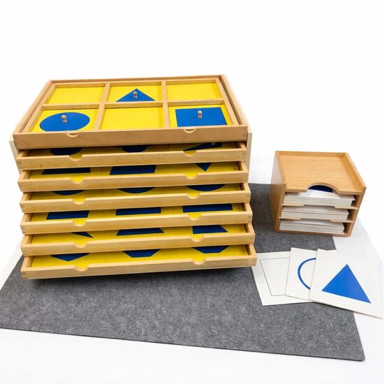 Ģeometrijas kumode ar demonstrācijas paplāti un kartīšu komplektu