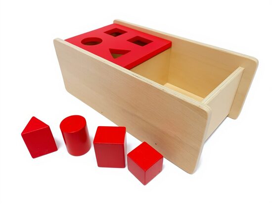 Kaste ar pārceļamu vāku un četriem dažādiem ķermeņiem